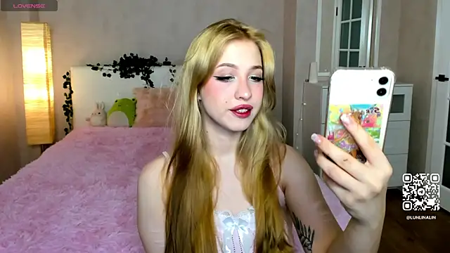 Snapshot of LightStar_18 chatting on 20, 10, 2025 LightStar 18 online show from 20, 10, 2025