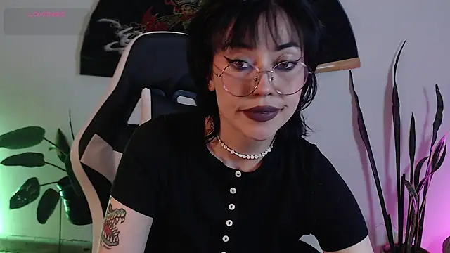 Snapshot of Ellyuwuw chatting on 10, 1, 2026 Ellyuwuw online show from 10, 1, 2026