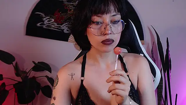 Snapshot of Ellyuwuw chatting on 3, 3, 2026 Ellyuwuw online show from 3, 3, 2026