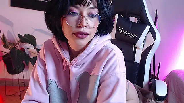 Snapshot of Ellyuwuw chatting on 10, 3, 2026 Ellyuwuw online show from 10, 3, 2026