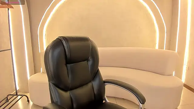 Snapshot of NinaBlum chatting on 7, 11, 2025 NinaBlum online show from 7, 11, 2025