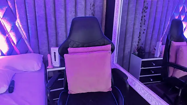 SkylerBloomm online show from 24, 4, 2026