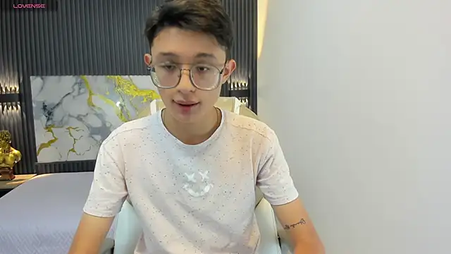 SantiagoRusso18 online show from 16, 9, 2025