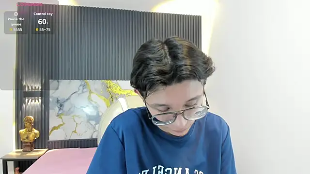 SantiagoRusso18 online show from 6, 11, 2025