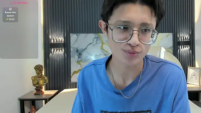 SantiagoRusso18 online show from 25, 11, 2025