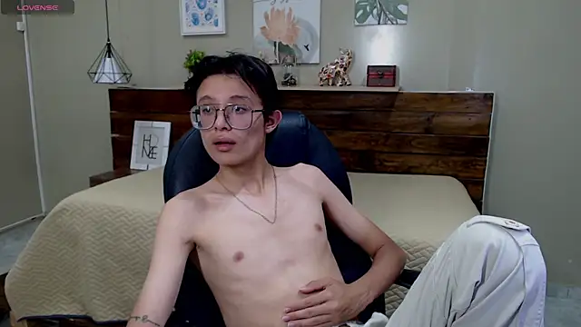 SantiagoRusso18 online show from 3, 12, 2025