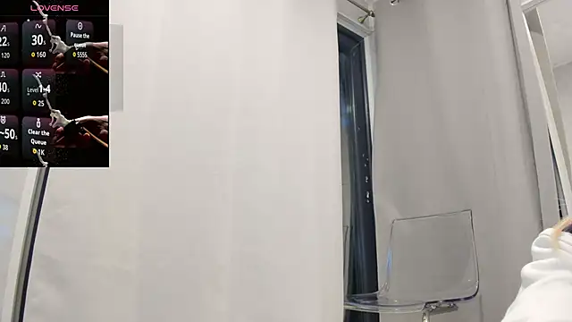 Snapshot of Ella_Vee chatting on 4, 10, 2025 Ella Vee online show from 4, 10, 2025