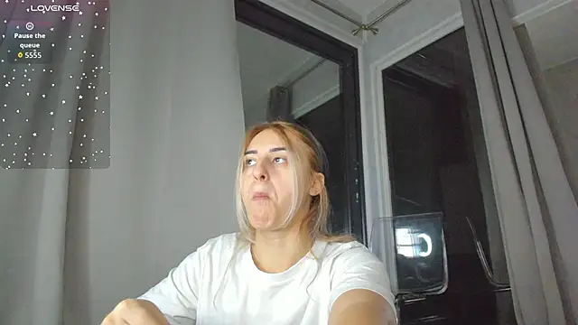 Snapshot of Ella_Vee chatting on 10, 10, 2025 Ella Vee online show from 10, 10, 2025