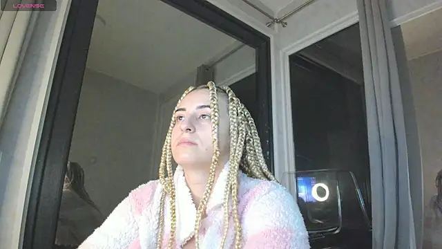 Snapshot of Ella_Vee chatting on 22, 10, 2025 Ella Vee online show from 22, 10, 2025