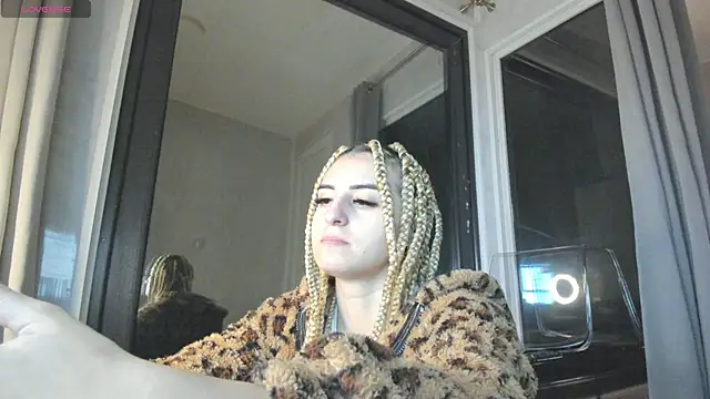 Snapshot of Ella_Vee chatting on 26, 10, 2025 Ella Vee online show from 26, 10, 2025