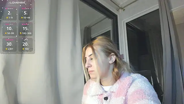 Snapshot of Ella_Vee chatting on 11, 11, 2025 Ella Vee online show from 11, 11, 2025