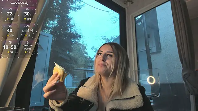 Snapshot of Ella_Vee chatting on 14, 11, 2025 Ella Vee online show from 14, 11, 2025