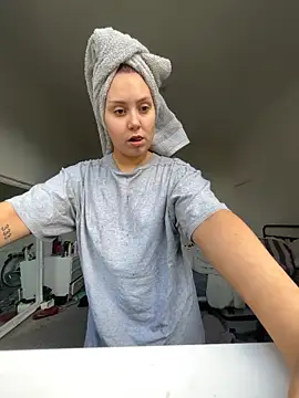 Snapshot of RoseMaee chatting on 25, 10, 2025 RoseMaee online show from 25, 10, 2025