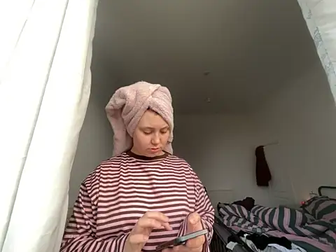 Snapshot of RoseMaee chatting on 22, 11, 2025 RoseMaee online show from 22, 11, 2025