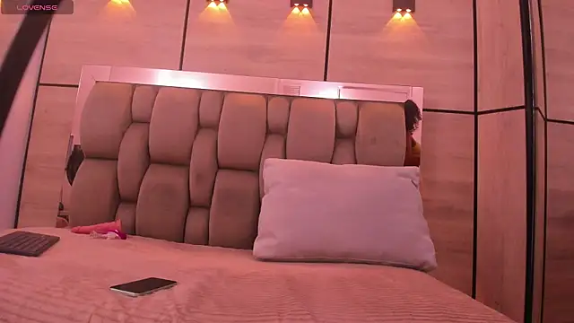 lyana cowel online show from 9, 10, 2025