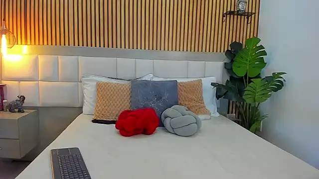 Roseaurora online show from 7, 11, 2025