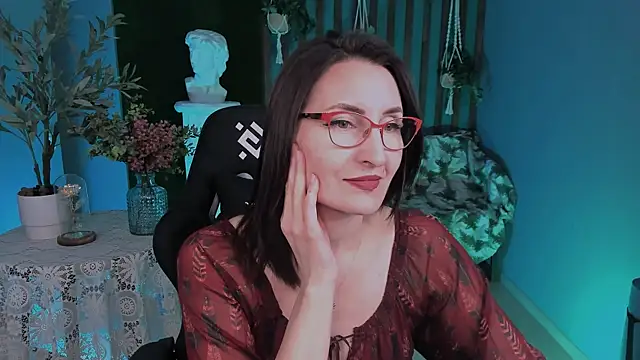 Snapshot of UnaTerra chatting on 5, 12, 2025 UnaTerra online show from 5, 12, 2025