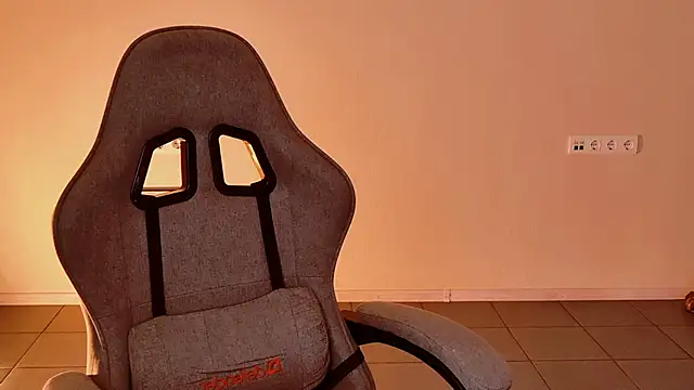 Yoka paradoXXX online show from 18, 2, 2026