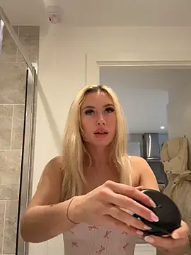 SexySaraxxoo online show from 18, 4, 2026