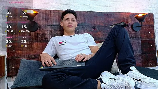 JhosuaVega online show from 12, 11, 2025