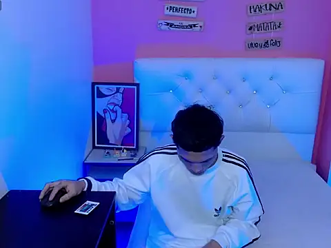 Snapshot of EL_VENEZOLANO_22CM chatting on 18, 9, 2025 EL VENEZOLANO 22CM online show from 18, 9, 2025