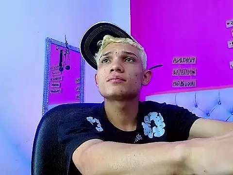 Snapshot of EL_VENEZOLANO_22CM chatting on 12, 10, 2025 EL VENEZOLANO 22CM online show from 12, 10, 2025