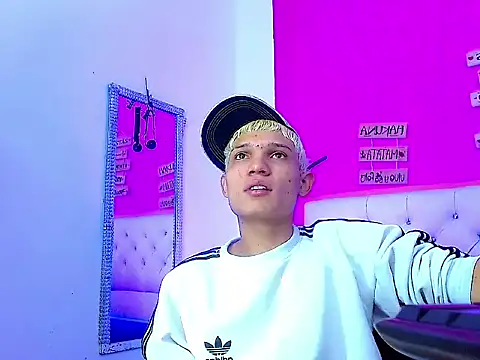 Snapshot of EL_VENEZOLANO_22CM chatting on 18, 10, 2025 EL VENEZOLANO 22CM online show from 18, 10, 2025