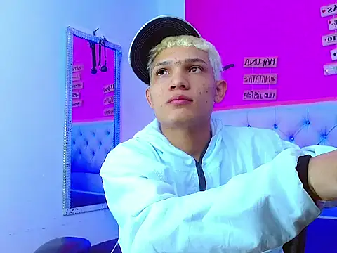 Snapshot of EL_VENEZOLANO_22CM chatting on 21, 10, 2025 EL VENEZOLANO 22CM online show from 21, 10, 2025