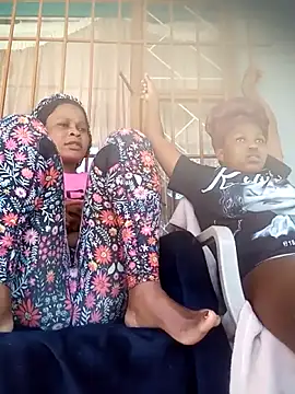 Snapshot of BlondieBitch chatting on 28, 10, 2025 BlondieBitch online show from 28, 10, 2025