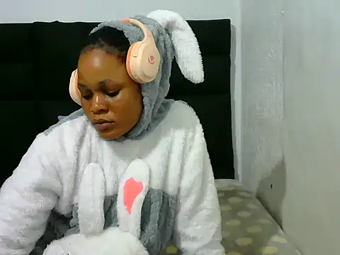 Snapshot of BlondieBitch chatting on 7, 5, 2026 BlondieBitch online show from 7, 5, 2026