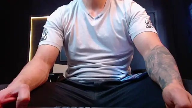 Snapshot of RichardMilleer chatting on 21, 10, 2025 RichardMilleer online show from 21, 10, 2025