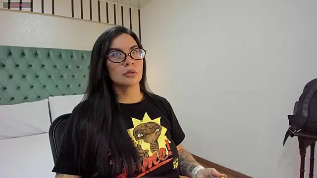 Hannah Cross online show from 23, 7, 2026
