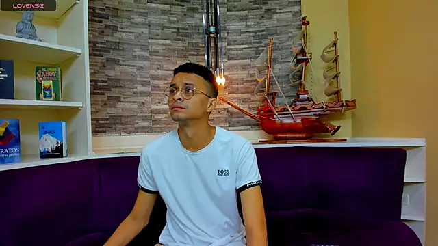 Juicy Creww online show from 4, 10, 2025