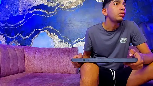 Juicy Creww online show from 10, 11, 2025