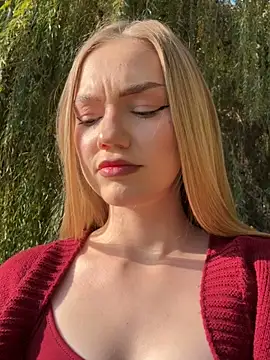 MilaMoone online show from 6, 11, 2025