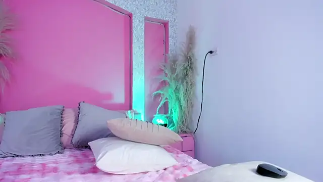 Peytonn Monroe online show from 7, 2, 2026