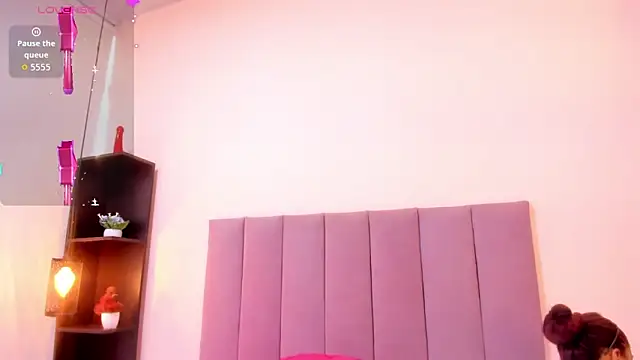 HoollyHendrix online show from 18, 11, 2025