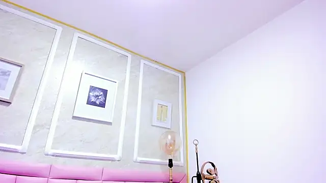 HoollyHendrix online show from 22, 12, 2025