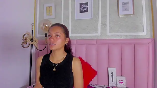 HoollyHendrix online show from 5, 2, 2026