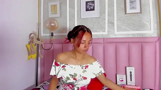 HoollyHendrix online show from 11, 2, 2026