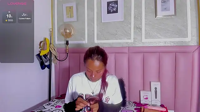 HoollyHendrix online show from 20, 2, 2026