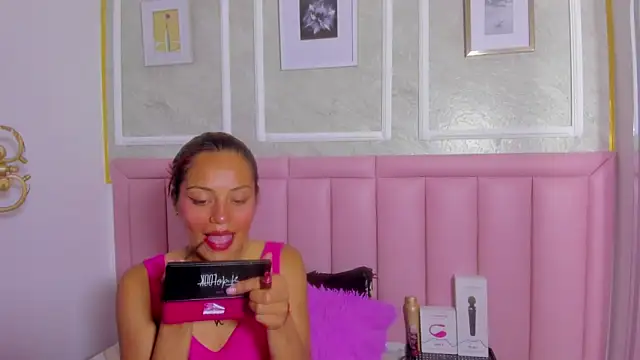 HoollyHendrix online show from 5, 3, 2026