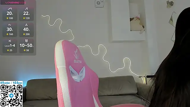 Snapshot of Helen_Spark chatting on 12, 11, 2025 Helen Spark online show from 12, 11, 2025