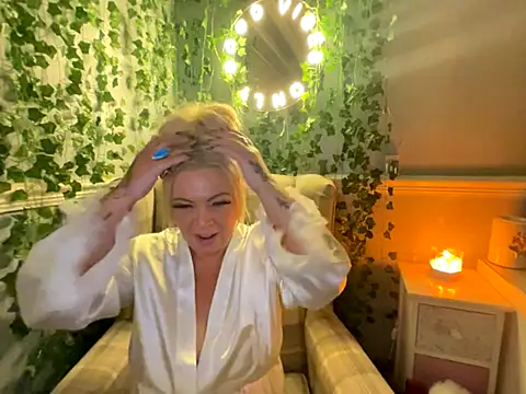 Snapshot of BonnyDesire chatting on 28, 10, 2025 BonnyDesire online show from 28, 10, 2025