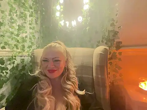 Snapshot of BonnyDesire chatting on 25, 11, 2025 BonnyDesire online show from 25, 11, 2025