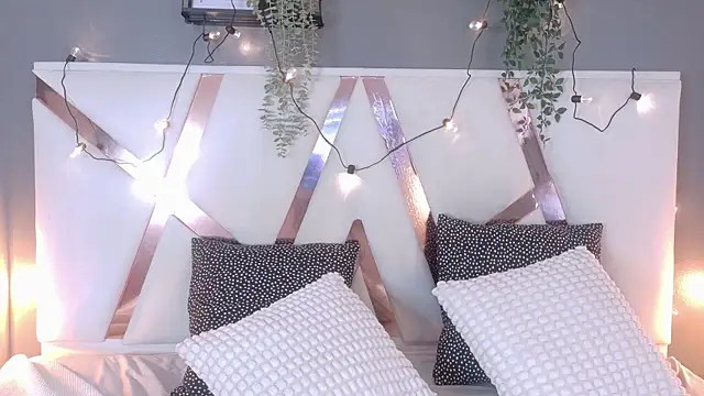 KeendraFox  online show from 19, 9, 2025