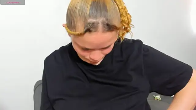 Cherrysweetyx online show from 18, 4, 2026