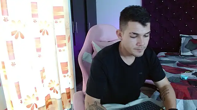 Snapshot of BooyHott_ chatting on 21, 11, 2025 BooyHott online show from 21, 11, 2025