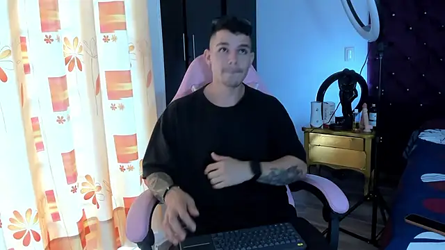 Snapshot of BooyHott_ chatting on 24, 11, 2025 BooyHott online show from 24, 11, 2025