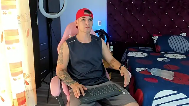 Snapshot of BooyHott_ chatting on 28, 11, 2025 BooyHott online show from 28, 11, 2025